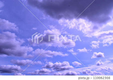 雲が浮かぶ青空 110062308