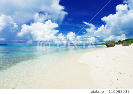 沖縄県新城島　白い砂浜と青い海と夏空 110062338