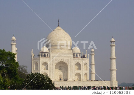 インド アーグラ タージ･マハルの霊廟とミナレット 110062388