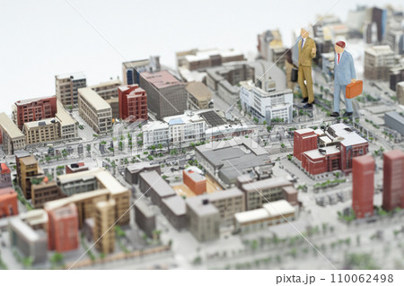 ミニチュアの町を歩くビジネスマンたち AI生成画像 ミニチュアの町を歩くビジネスマンたち AI生成画像 110062498