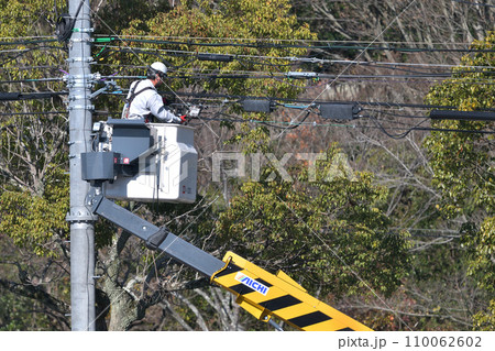 工事現場 電気通信工事 バケット車で高所作業風景 工事現場 電気通信工事 バケット車で高所作業風景 110062602
