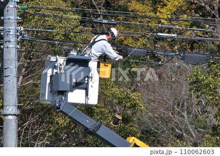 工事現場　電気通信工事　バケット車で高所作業風景 110062603
