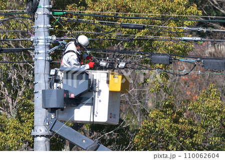 工事現場 電気通信工事 バケット車で高所作業風景 工事現場 電気通信工事 バケット車で高所作業風景 110062604