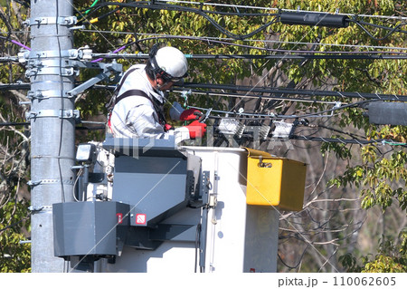 工事現場　電気通信工事　バケット車で高所作業風景 110062605