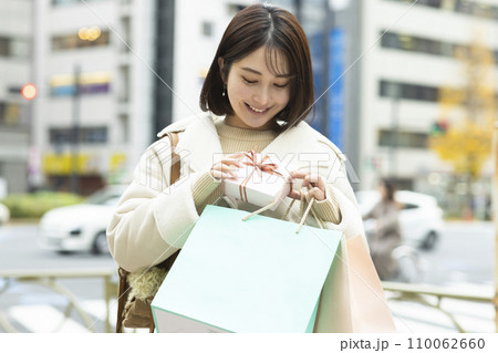 買い物を楽しむ若い女性 110062660