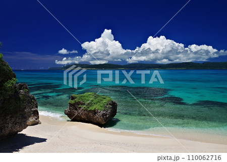 沖縄県新城島 白い砂浜と青い海と夏空 沖縄県新城島 白い砂浜と青い海と夏空 110062716