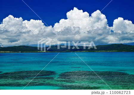沖縄県新城島 青い海と夏空と遠く見える西表島 沖縄県新城島 青い海と夏空と遠く見える西表島 110062723