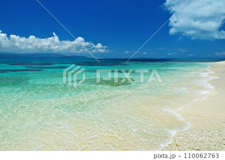 沖縄県新城島 白い砂浜と青い海と夏空 沖縄県新城島 白い砂浜と青い海と夏空 110062763