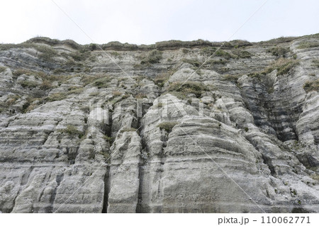 真っ白な絶壁が続く新島の白ママ断崖 真っ白な絶壁が続く新島の白ママ断崖 110062771