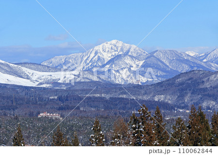 白馬村から望む冬の雨飾山 110062844