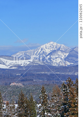 白馬村から望む冬の雨飾山 110062845