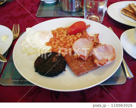 スコットランドの伝統的な朝食 110063026