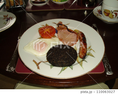 スコットランドの伝統的な朝食 110063027