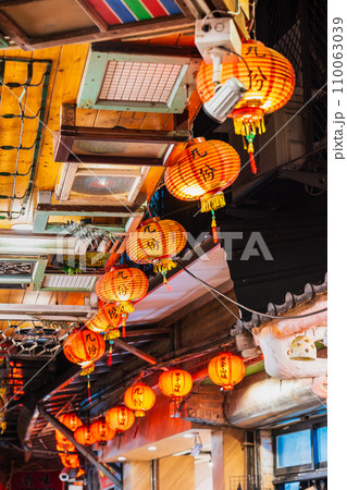 夜の九份 メインストリート 基山街 夜の九份 メインストリート 基山街 110063039