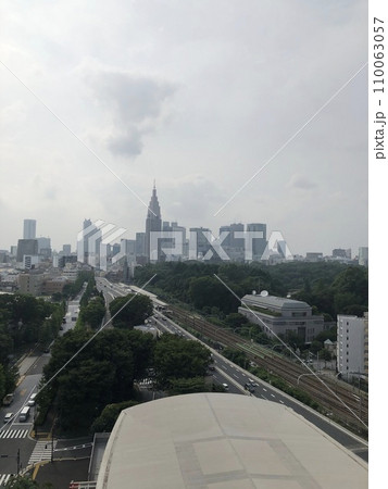 【東京都】ホテルから見た新宿の風景 110063057
