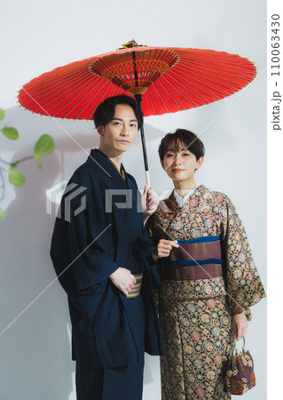 番傘をさした着物姿の男女 番傘をさした着物姿の男女 110063430
