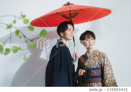 番傘をさした着物姿の男女 番傘をさした着物姿の男女 110063432