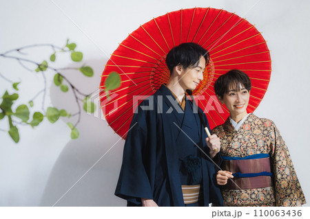 番傘をさした着物姿の男女 番傘をさした着物姿の男女 110063436