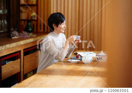 ティータイムを楽しむ40代女性 110063501