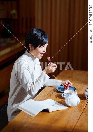 ケーキを楽しむ40代女性 ケーキを楽しむ40代女性 110063530