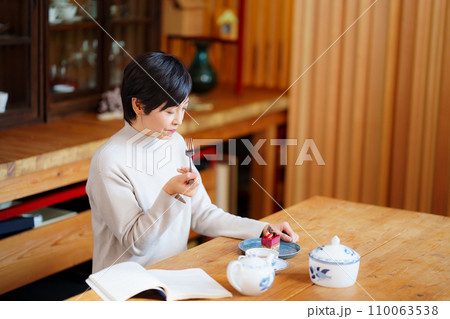 ケーキを楽しむ40代女性 ケーキを楽しむ40代女性 110063538