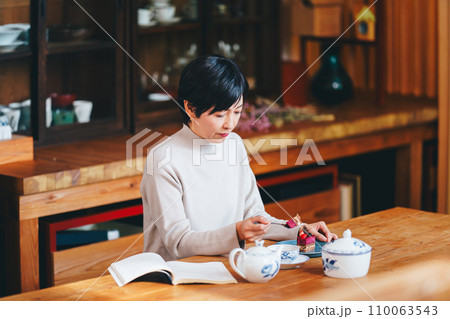 ケーキを楽しむ40代女性 ケーキを楽しむ40代女性 110063543
