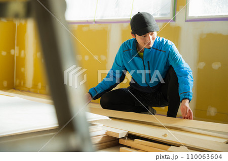 内装業の若い男性 内装業の若い男性 110063604