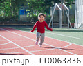 走るこども 110063836