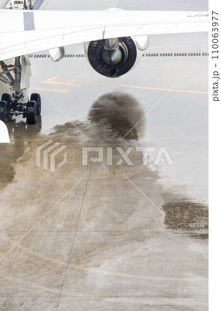 雨の空港　旅客機エンジンの排気熱　沖縄県那覇市 110063977