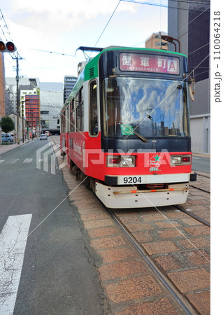 標準軌の熊本路面電車と狭い車道（熊本市交通局9200形電車） 110064218