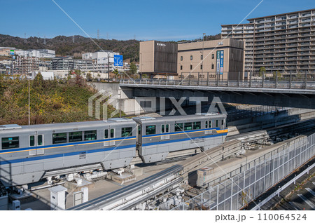 彩都西駅引込線へ入るモノレール 彩都西駅引込線へ入るモノレール 110064524