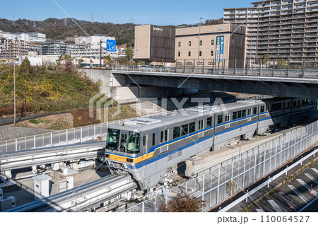 彩都西駅引込線からホームへ向かうモノレール 110064527