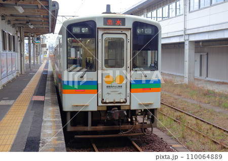川内駅の肥薩おれんじ鉄道 HSOR-100形気動車 川内駅の肥薩おれんじ鉄道 HSOR-100形気動車 110064889