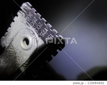 橋りょうの塗替え工事で塗装後にウェットゲージで膜厚を確認している様子 橋りょうの塗替え工事で塗装後にウェットゲージで膜厚を確認している様子 110064892