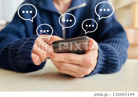 スマホでメッセージを送信する男性 スマホでメッセージを送信する男性 110065144