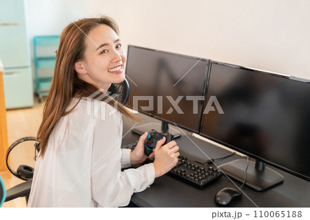 パソコンでゲームをする女性 パソコンでゲームをする女性 110065188