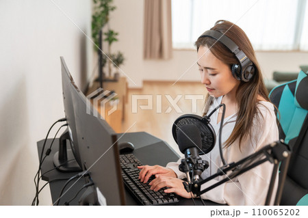 パソコンで編集作業をする女性 パソコンで編集作業をする女性 110065202