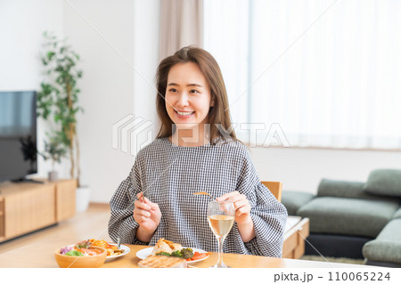 食事をする女性 食事をする女性 110065224
