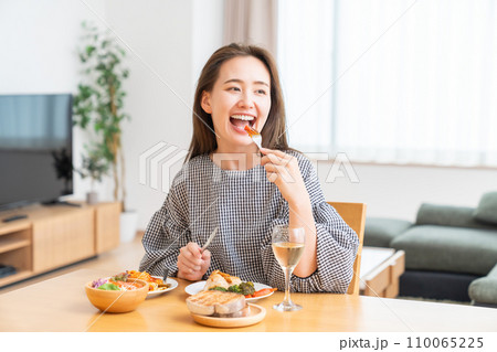 食事をする女性 110065225