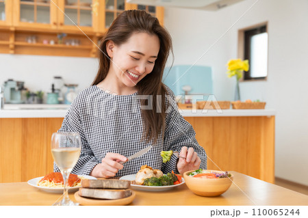 食事をする女性 110065244