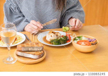 食事をする女性　手元 110065245