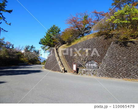 神奈川県と静岡県との県境に位置する足柄峠と足柄城址公園 神奈川県と静岡県との県境に位置する足柄峠と足柄城址公園 110065479