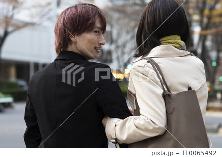 かっこいい男性とスーツの女性 かっこいい男性とスーツの女性 110065492