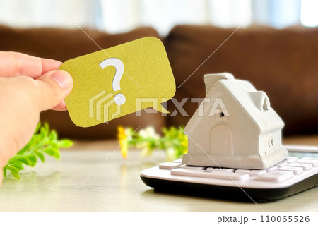 住宅とはてなマークを持つ手 110065526