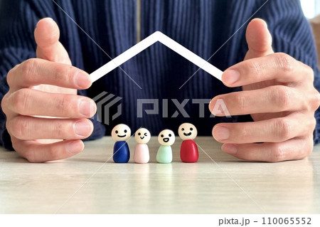 家族の保険・屋根で守るイメージ 家族の保険・屋根で守るイメージ 110065552