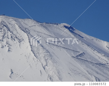 足柄城址公園から望む富士山の登山道（静岡県小山町） 110065572