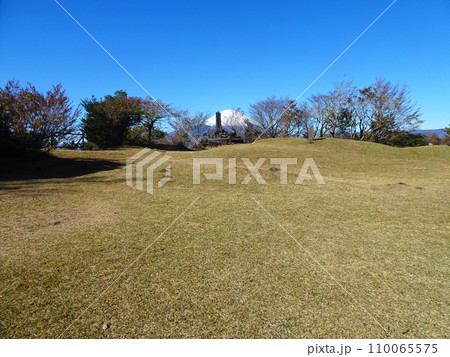 足柄城址と富士山（静岡県小山町） 110065575