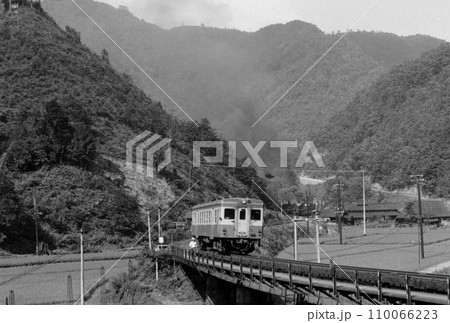 (昭和の記録)伯備線布原付近の高梁川を渡るディーゼル列車:フィルム (昭和の記録)伯備線布原付近の高梁川を渡るディーゼル列車:フィルム 110066223