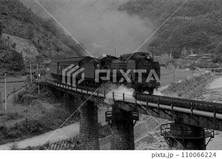 （昭和の記録）伯備線布原付近の高梁川を渡るディーゼル列車：フィルム 110066224