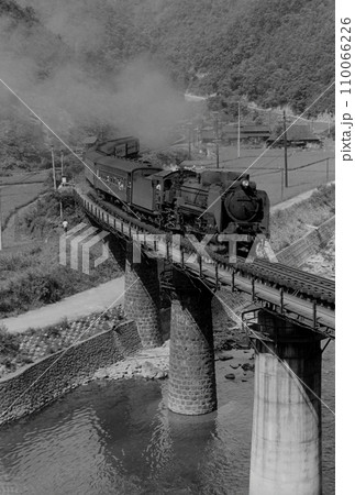 （昭和の記録）伯備線布原付近の高梁川を渡る蒸気機関車D51牽引する客車：フィルム 110066226
